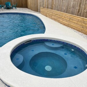 Pool With A Hot Tub In Jacksonville